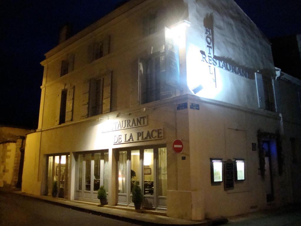 Hotel Restaurant De La Place Saint-Jean-dʼAngély Bagian luar foto